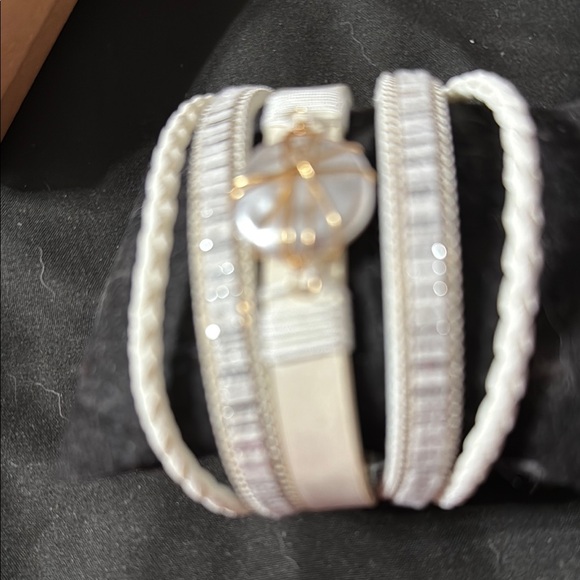Elegant White and Gold Women's Bracelet - Picture 1 of 2